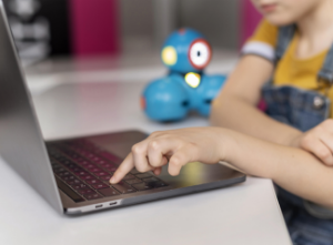 キーボードをタイピングする子供